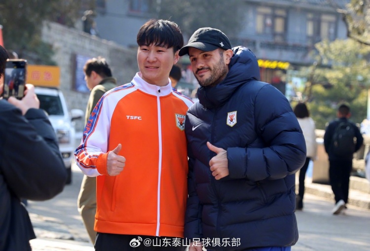  山東泰山隊今日進行賽季前例行登泰山合影活動，為新賽季加油