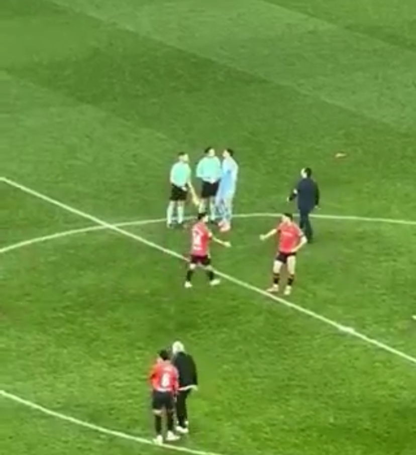  不服氣！庫(kù)爾圖瓦&塞巴略斯賽后走向主裁判抱怨判罰