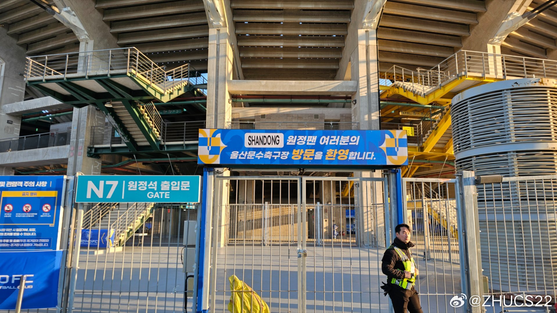  博主：蔚山現(xiàn)場(chǎng)工作人員、轉(zhuǎn)播車、安保在準(zhǔn)備撤場(chǎng)，場(chǎng)外一片安靜