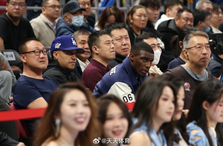  真籃球迷！國安外援法比奧攜玉昆外援科斯塔來到五棵松觀戰(zhàn)CBA
