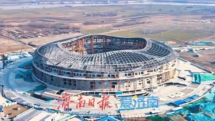  魯媒：戴上1.6萬噸“鋼鐵巨冠”，黃河體育中心球場完成屋蓋施工