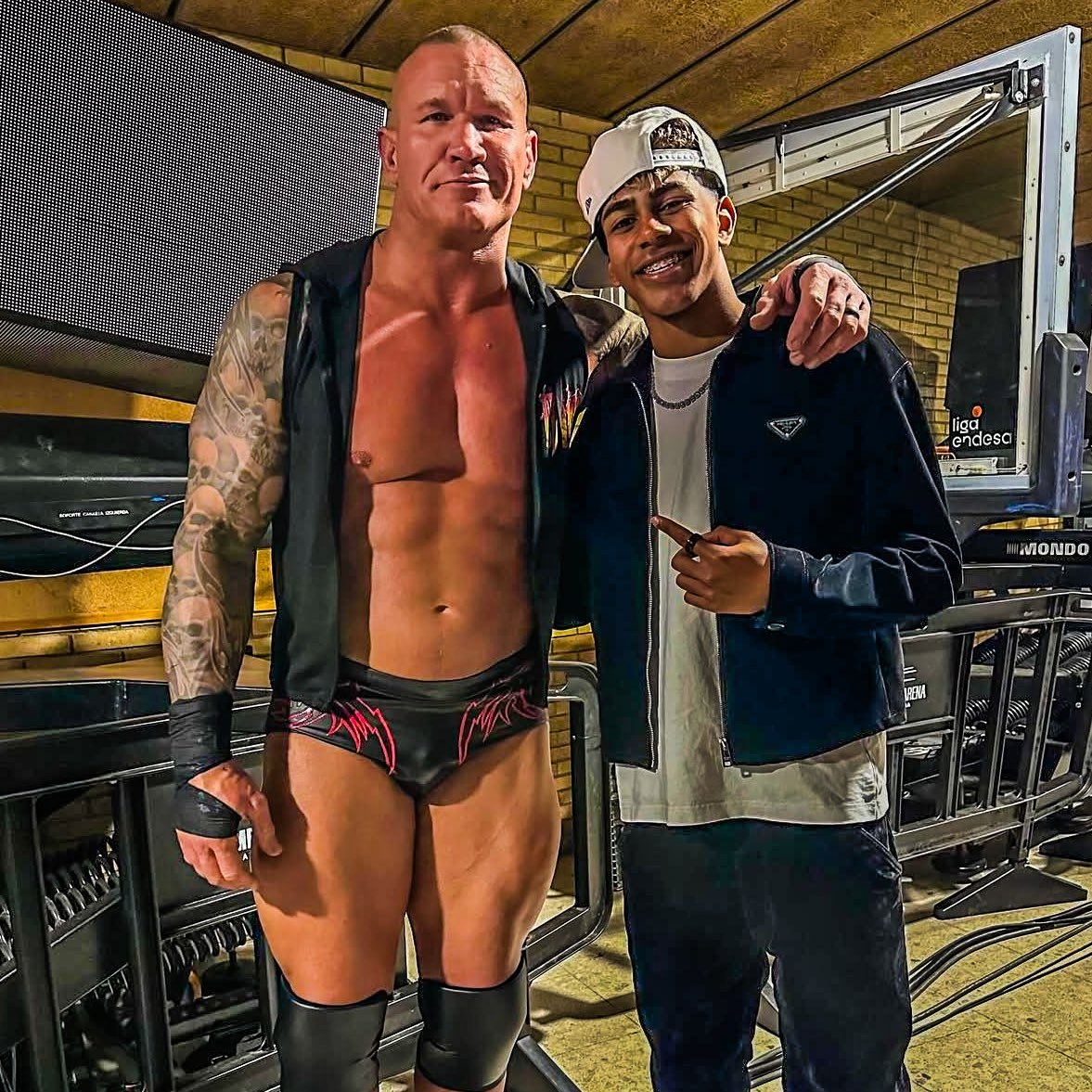  小心RKO！亞馬爾現(xiàn)場觀戰(zhàn)WWE，和奧爾頓、Triple H等合影
