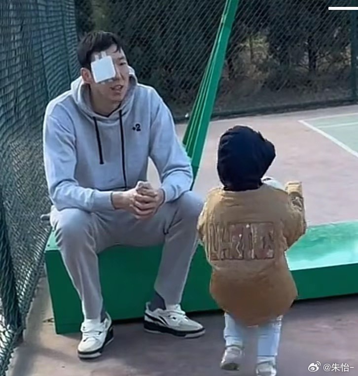 顧家好男人！記者曬出周琦手術(shù)后回歸家庭帶娃照片