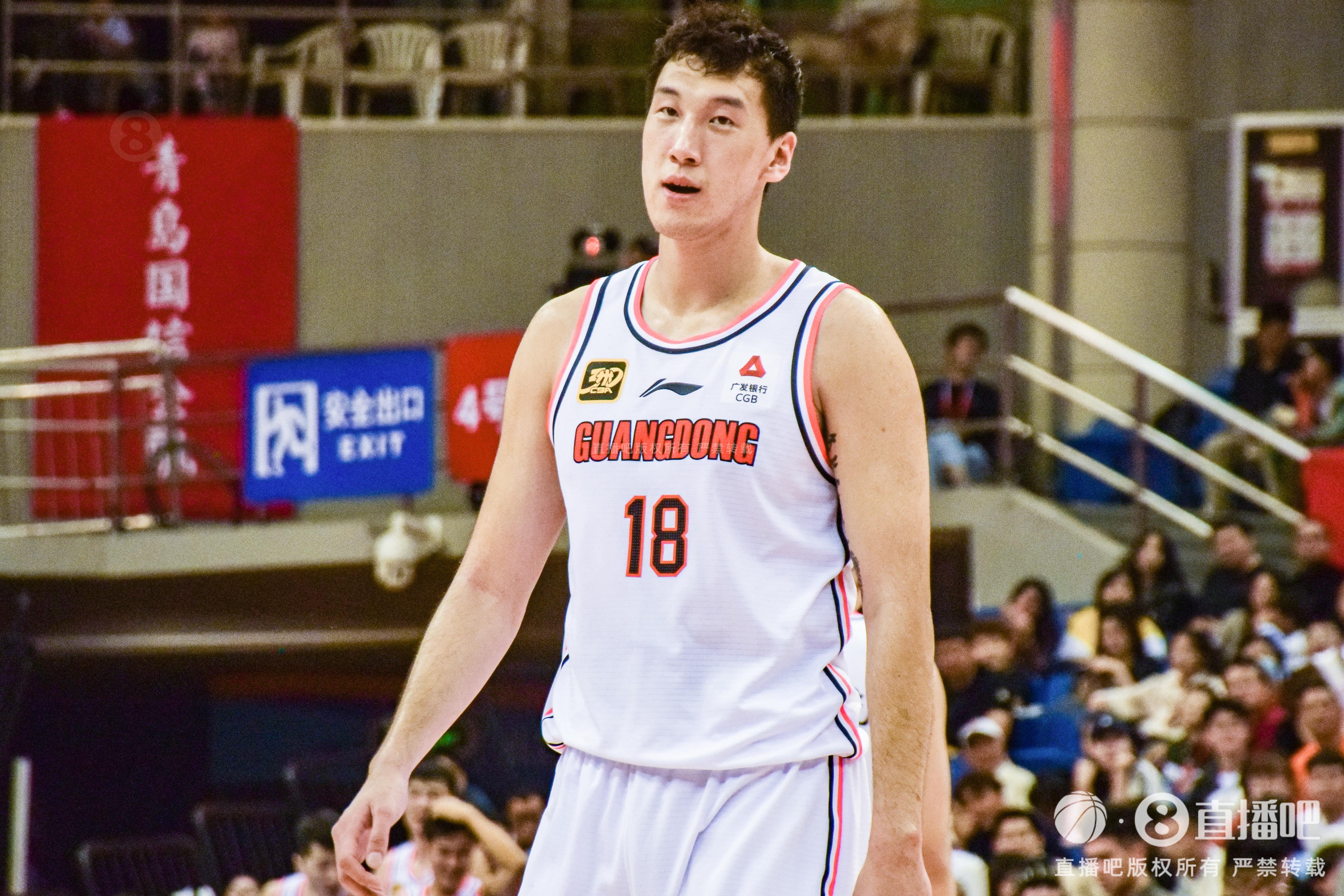  神射手！杜潤旺上半場三分5中4得到12分1板1助1斷