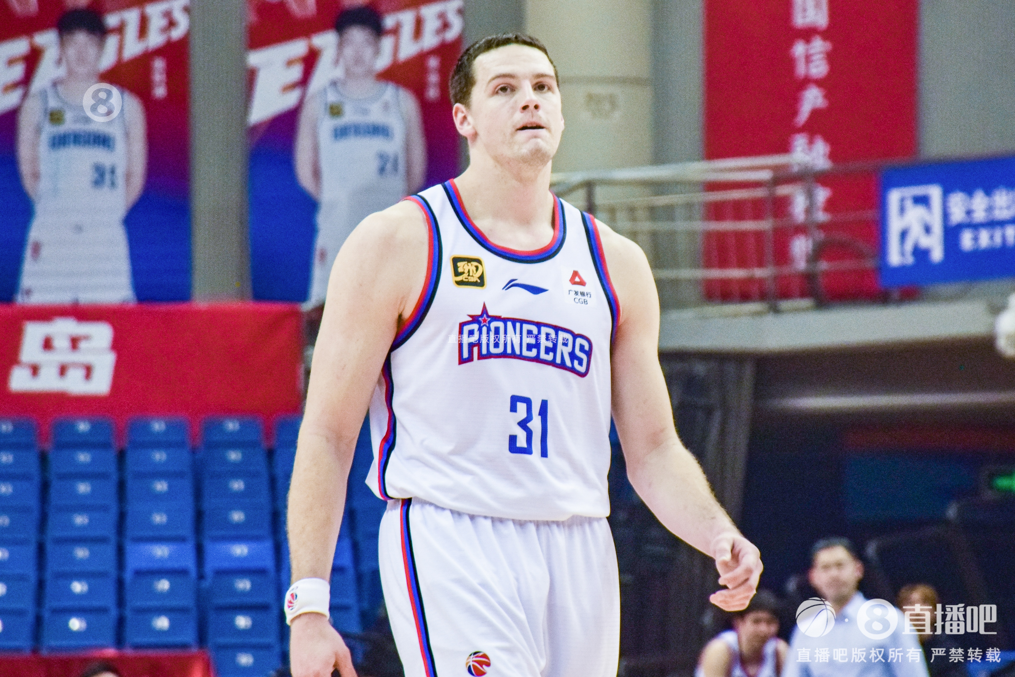  手感來遲了！大衛(wèi)-詹姆斯19中7&三分10中4拿到18分15籃板